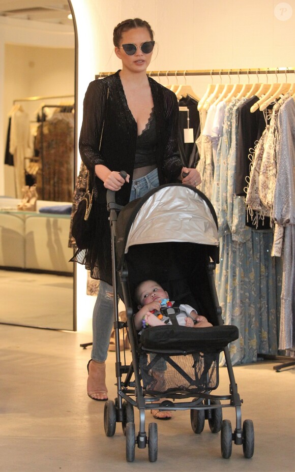 Chrissy Teigen et sa fille Luna font du shopping sur Melrose Place à Los Angeles. Le 9 novembre 2016.