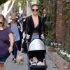 Chrissy Teigen et sa fille Luna font du shopping sur Melrose Place à Los Angeles. Le 9 novembre 2016.