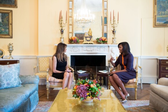 Melania Trump et Michelle Obama prennent le thé dans la Yellow Oval Room (le salon ovale jaune) à la Maison Blanche alors que leurs maris (Donald Trump et Barack Obama) discutent dans le Bureau ovale à Washington, le 10 novembre 2016.
