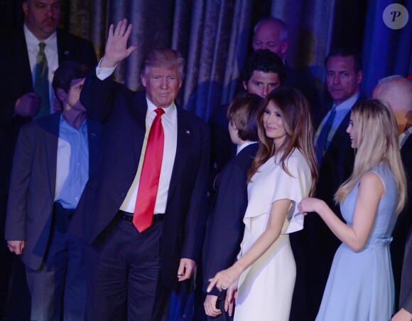 Donald Trump avec son fils Barron, sa fille Ivanka et sa femme Melania lors de son discours au Hilton New York après son élection à la présidence des Etats-Unis le 9 novembre 2016.