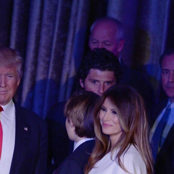 Donald Trump avec son fils Barron, sa fille Ivanka et sa femme Melania lors de son discours au Hilton New York après son élection à la présidence des Etats-Unis le 9 novembre 2016.