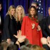 DJared Kushner, sa femme Ivanka Trump (enceinte), Lara Yunaska, Melania Trump et son mari Donald en meeting à Des Moines dans l'Iowa le 1er février 2016.