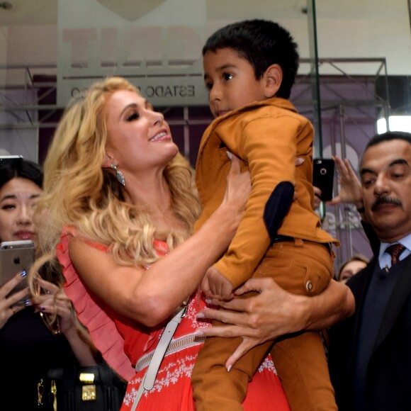 Paris Hilton rend visite aux enfants d'un hôpital à Mexico le 10 novembre 2016