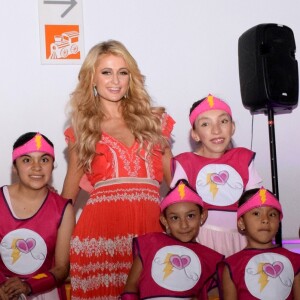 Paris Hilton rend visite aux enfants d'un hôpital à Mexico le 10 novembre 2016