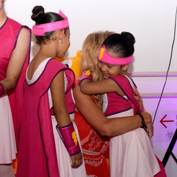 Paris Hilton rend visite aux enfants d'un hôpital à Mexico le 10 novembre 2016