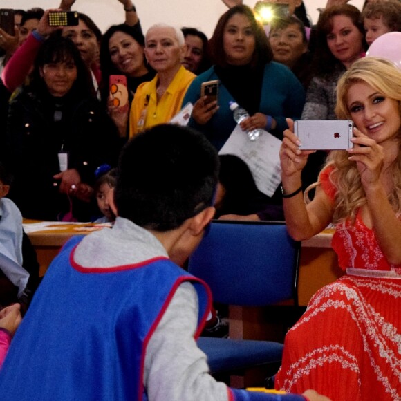 Paris Hilton rend visite aux enfants d'un hôpital à Mexico le 10 novembre 2016