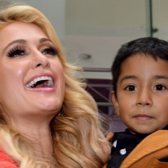 Paris Hilton rend visite aux enfants d'un hôpital à Mexico le 10 novembre 2016