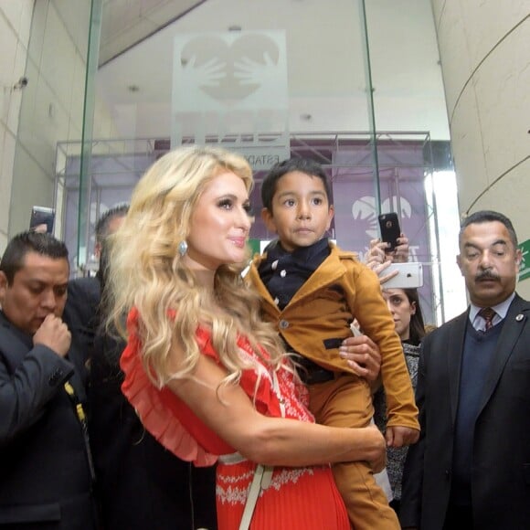 Paris Hilton rend visite aux enfants d'un hôpital à Mexico le 10 novembre 2016