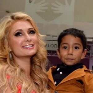 Paris Hilton rend visite aux enfants d'un hôpital à Mexico le 10 novembre 2016