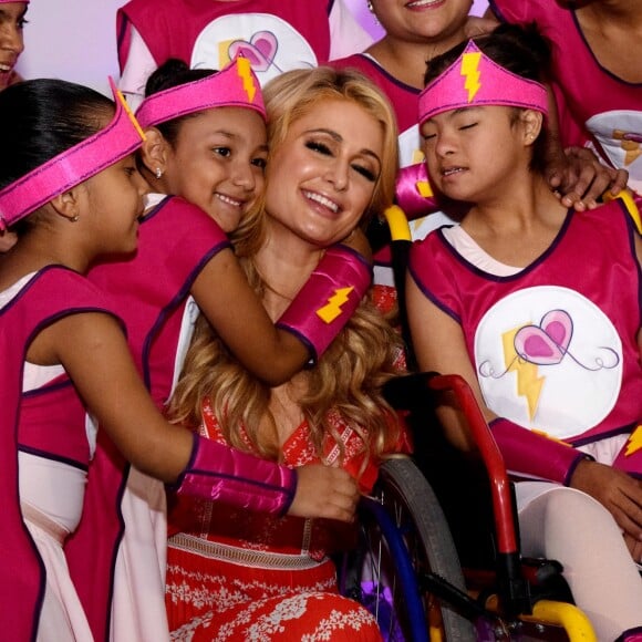 Paris Hilton rend visite aux enfants d'un hôpital à Mexico le 10 novembre 2016