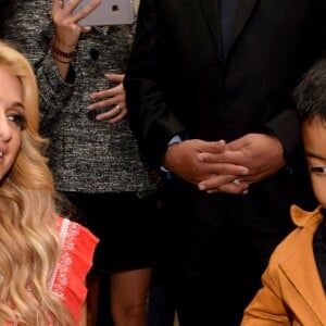 Paris Hilton rend visite aux enfants d'un hôpital à Mexico le 10 novembre 2016