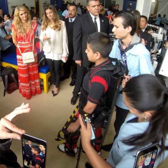 Paris Hilton rend visite aux enfants d'un hôpital à Mexico le 10 novembre 2016