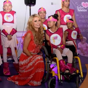 Paris Hilton rend visite aux enfants d'un hôpital à Mexico le 10 novembre 2016