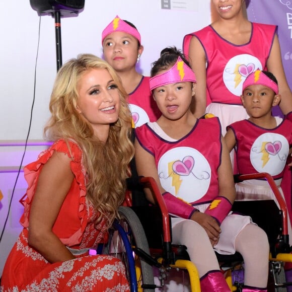 Paris Hilton rend visite aux enfants d'un hôpital à Mexico le 10 novembre 2016