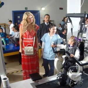 Paris Hilton rend visite aux enfants d'un hôpital à Mexico le 10 novembre 2016