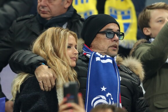 Pascal Obispo et sa femme Julie Hantson pendant le match de qualification de la coupe du monde de football 2018, France vs Suède au Stade de France à Saint-Denis, France, le 11 novembre 2016. © Cyril Moreau/Bestimage  Celebs during the FIFA 2018 World Cup Qualifier between France and Sweden at the Stade de France in Saint-Denis, France on November 11, 2016.11/11/2016 - Saint Denis