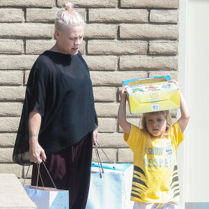 Exclusif - La chanteuse Pink, sans maquillage, achète des jouets avec sa fille Willow à Santa Monica, le 24 juin 2016.