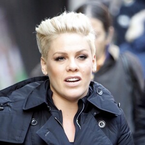 La chanteuse Pink quitte les studios ABC à New York le 30 novembre 2015.