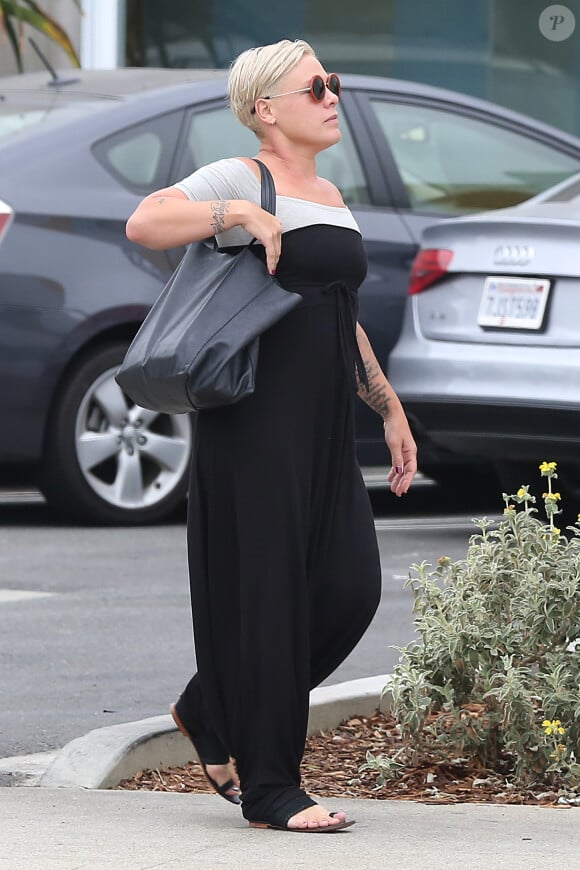 Exclusif - La chanteuse Pink, dont la rumeur dit qu'elle serait à nouveau enceinte, et son mari Carey Hart sont allés déjeuner dans un restaurant à Venice. Le 21 août 2015