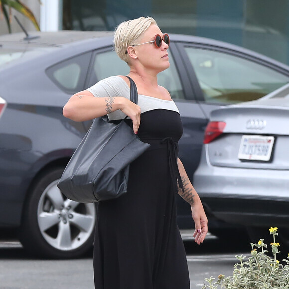 Exclusif - La chanteuse Pink, dont la rumeur dit qu'elle serait à nouveau enceinte, et son mari Carey Hart sont allés déjeuner dans un restaurant à Venice. Le 21 août 2015