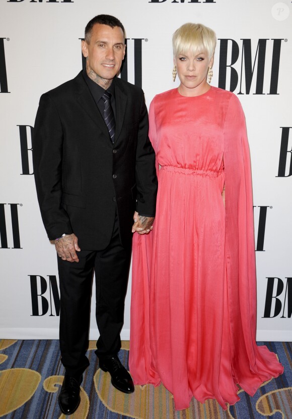 La chanteuse Pink et son mari Carey Hart - People au MBI Pop Music Awards à Los Angeles. Le 12 mai 2015