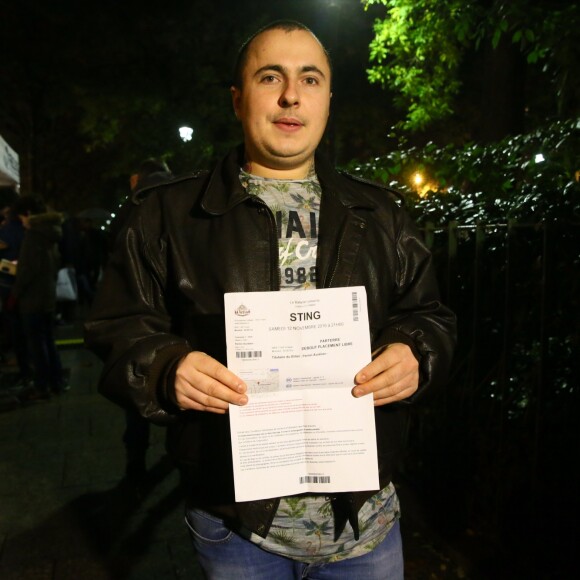 Personne avec un billet pour le concert à l'extérieur lors de le réouverture de la salle de spectacles Le Bataclan avec le concert du chanteur Sting à Paris, le 12 novembre 2016 à la veille du premier anniversaire des attentats du 13 novembre 2015.