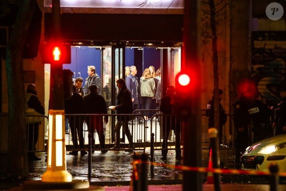 Illustration à l'extérieur lors de le réouverture de la salle de spectacles Le Bataclan avec le concert du chanteur Sting à Paris, le 12 novembre 2016 à la veille du premier anniversaire des attentats du 13 novembre 2015.