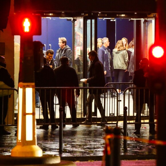 Illustration à l'extérieur lors de le réouverture de la salle de spectacles Le Bataclan avec le concert du chanteur Sting à Paris, le 12 novembre 2016 à la veille du premier anniversaire des attentats du 13 novembre 2015.