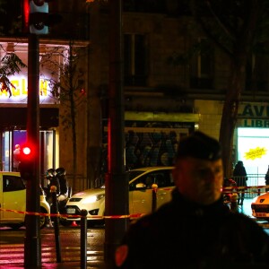 Illustration policier à l'extérieur lors de le réouverture de la salle de spectacles Le Bataclan avec le concert du chanteur Sting à Paris, le 12 novembre 2016 à la veille du premier anniversaire des attentats du 13 novembre 2015.