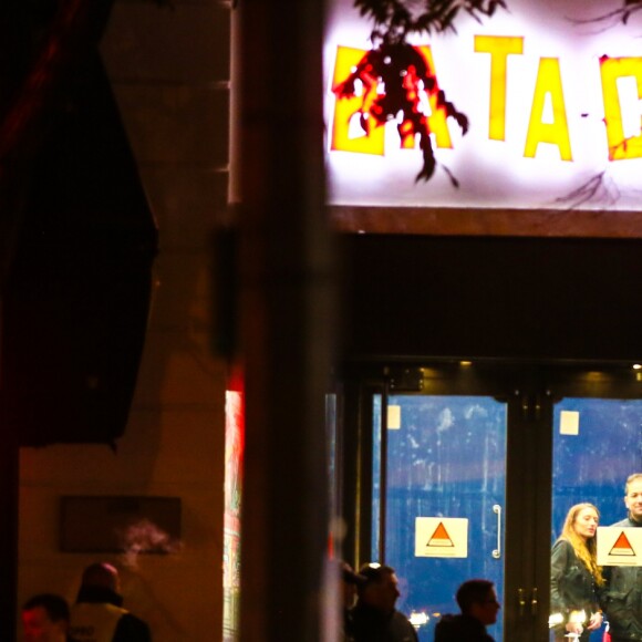 Illustration à l'extérieur lors de le réouverture de la salle de spectacles Le Bataclan avec le concert du chanteur Sting à Paris, le 12 novembre 2016 à la veille du premier anniversaire des attentats du 13 novembre 2015.