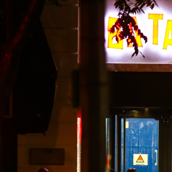 Illustration à l'extérieur lors de le réouverture de la salle de spectacles Le Bataclan avec le concert du chanteur Sting à Paris, le 12 novembre 2016 à la veille du premier anniversaire des attentats du 13 novembre 2015.