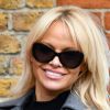 Pamela Anderson poste une lettre adressée à Theresa May, lettre dans laquelle elle milite pour l'interdiction de l'exploitation des animaux dans les cirques. Londres, le 12 octobre 2016. © CPA/Bestimage