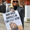 Pamela Anderson poste une lettre adressée à Theresa May, lettre dans laquelle elle milite pour l'interdiction de l'exploitation des animaux dans les cirques. Londres, le 12 octobre 2016. © CPA/Bestimage