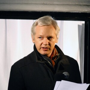 Julian Assange adresse ses voeux de Noel a ses supporters du balcon de l'ambassade de l'Equateur a Londres le 20 Decembre 2012.