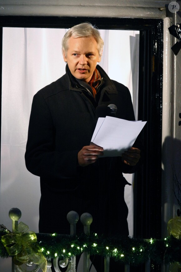 Julian Assange adresse ses voeux de Noel a ses supporters du balcon de l'ambassade de l'Equateur a Londres le 20 Decembre 2012.