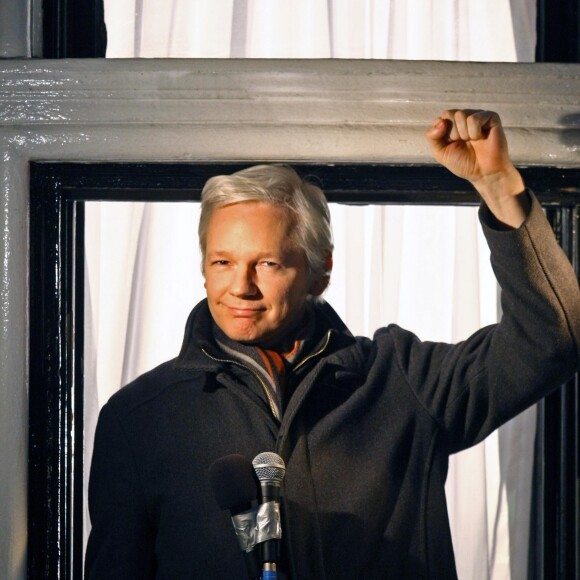 Julian Assange adresse ses voeux de Noel a ses supporters du balcon de l'ambassade de l'Equateur a Londres le 20 Decembre 2012.