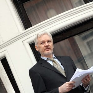 Julian Assange, le créateur de Wikileaks lors d'une conférence de presse d'un balcon à l'ambassade d'Equateur à Londres, le 5 février 2016.