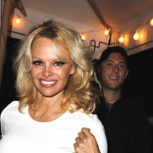 Pamela Anderson a dîné au Chateau Marmont à Los Angeles avec des amis. Los Angeles, le 7 avril 2016 © CPA / Bestimage