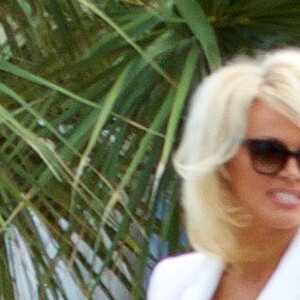 Exclusif - Pamela Anderson, le symbole, l'icône et la révélation de la série Alerte à Malibu rejoint officiellement le tournage de Baywatch! le 21 avril 2016