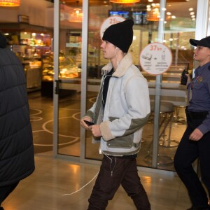 Justin Bieber arrive à l'aéroport de Zagreb en Croatie pour un concert le 9 novembre 2016.