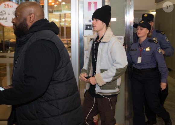 Justin Bieber arrive à l'aéroport de Zagreb en Croatie pour un concert le 9 novembre 2016.
