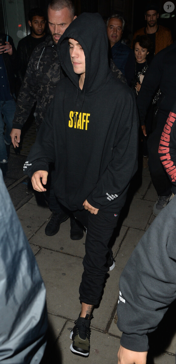 Justin Bieber accueilli par ses fans à la sortie de son concert à Londres, le 17 octobre 2016 © CPA/Bestimage