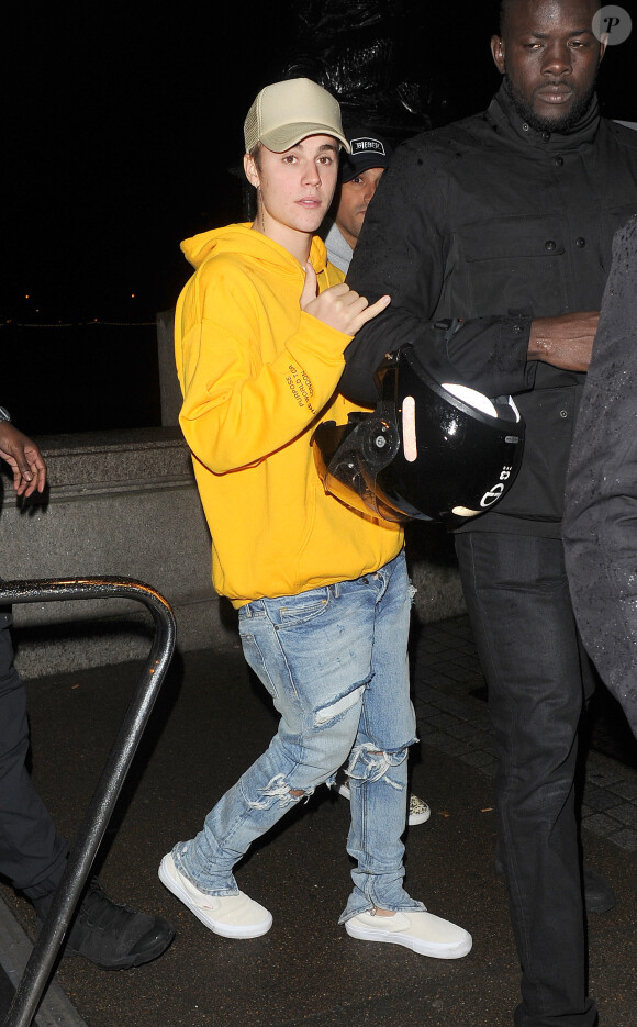 Justin Bieber fait une balade en bateau sur la Tamise après son concert 'Purpose' à Londres, le 12 octobre 2016