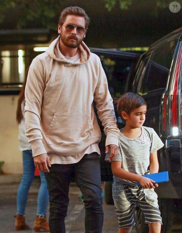 Scott Disick se promène avec son fils Mason dans les rues de Los Angeles, le 8 novembre 2016