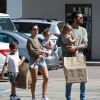 Kourtney Kardashian et son ex compagnon Scott Disick se promènent avec leurs enfants Mason, Penelope et Reign à Malibu, le 5 juin 2016