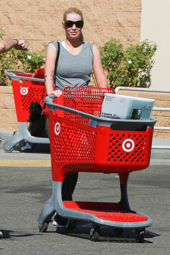 Exclusif - Iggy Azalea est allée faire des courses avec une amie au supermarché Target à Los Angeles, avant de se rendre chez McDonald's. Le 26 septembre 2016