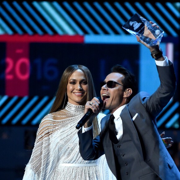 Marc Anthony recevant des mains de Jennifer Lopez le trophée "personnalité de l'année" lors de la 17e édition des Latin Grammy Awards au T-Mobile Arena à Las Vegas le 17 novembre 2016