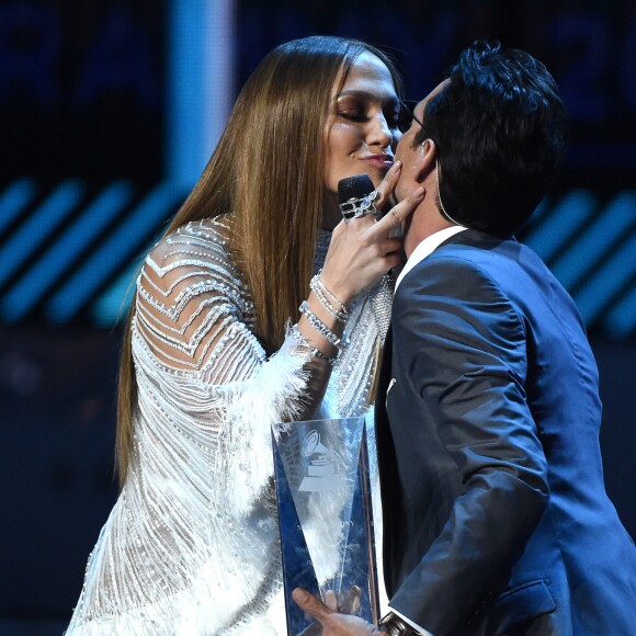 Marc Anthony recevant des mains de Jennifer Lopez le trophée "personnalité de l'année" lors de la 17e édition des Latin Grammy Awards au T-Mobile Arena à Las Vegas le 17 novembre 2016