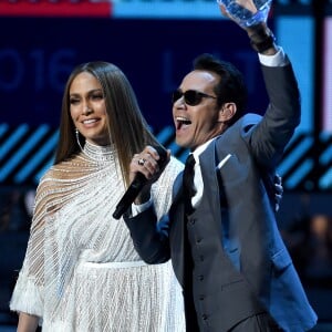 Marc Anthony recevant des mains de Jennifer Lopez le trophée "personnalité de l'année" lors de la 17e édition des Latin Grammy Awards au T-Mobile Arena à Las Vegas le 17 novembre 2016