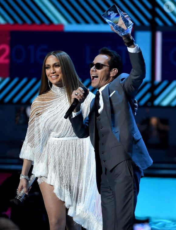 Marc Anthony recevant des mains de Jennifer Lopez le trophée "personnalité de l'année" lors de la 17e édition des Latin Grammy Awards au T-Mobile Arena à Las Vegas le 17 novembre 2016